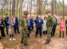 Vpravo vedle Petra Pavla stojí estonský prezident Alar Karis. Baltic defence line, 28. května 2026.
