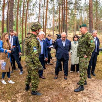 Vpravo vedle Petra Pavla stojí estonský prezident Alar Karis. Baltic defence line, 28. května 2026.