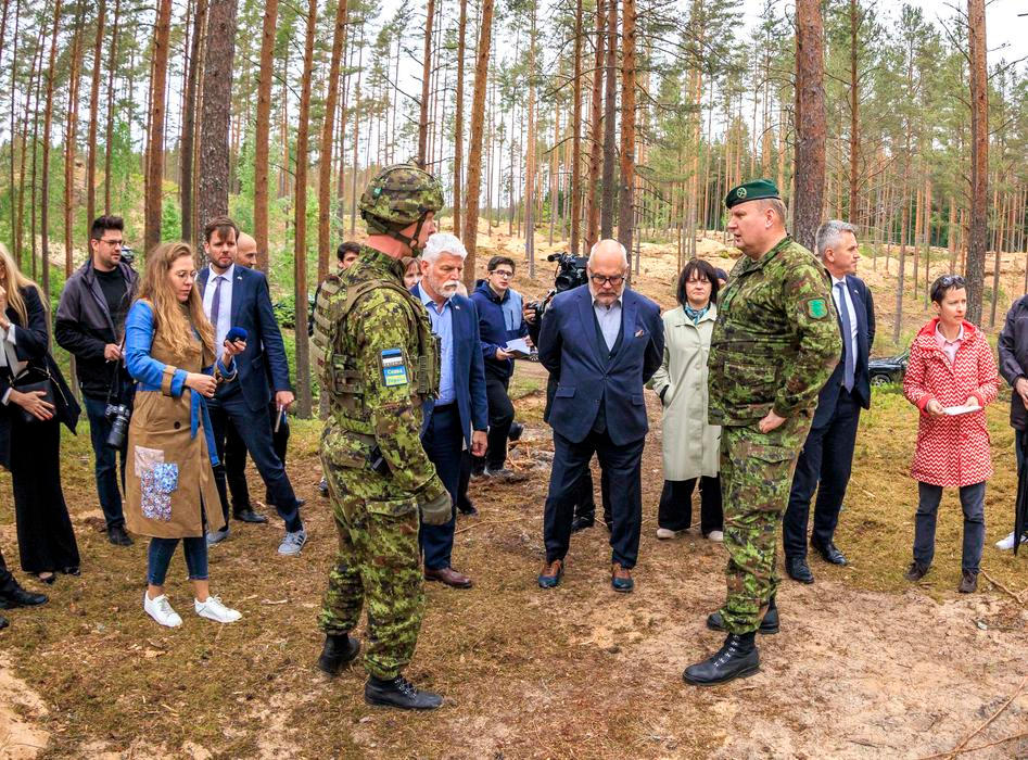 Vpravo vedle Petra Pavla stojí estonský prezident Alar Karis. Baltic defence line, 28. května 2026.