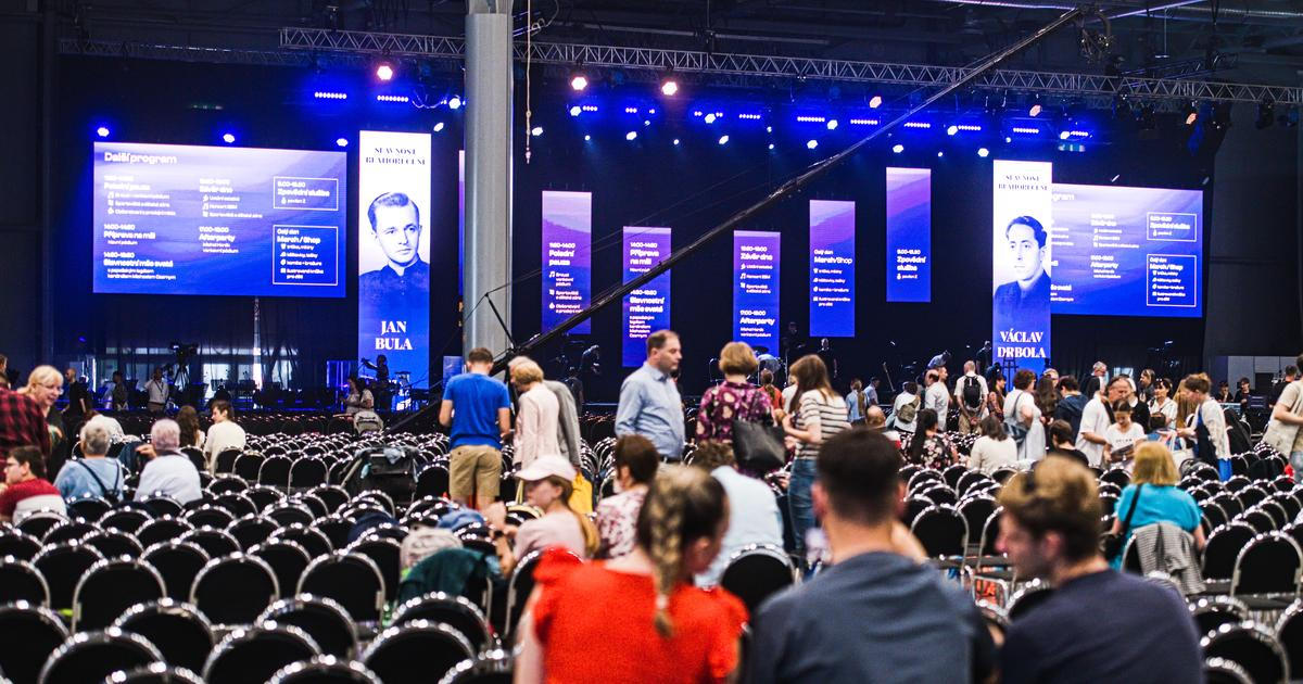 ŽIVĚ: Za účasti 13 tisíce lidí začala mše. Završí blahořečení dvou kněží, obětí justiční vraždy