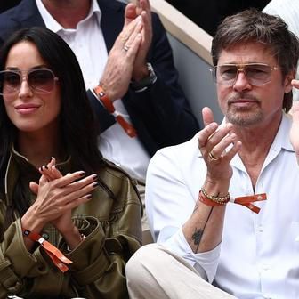 Brad Pitt s přítelkyní Ines de Ramonovou v hledišti finále ženské dvouhry French Open 2026
