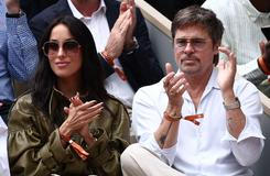 Brad Pitt s přítelkyní Ines de Ramonovou v hledišti finále ženské dvouhry French Open 2026