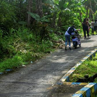 People walk as they evacuate to the highlands after Indonesia’s geophysics agency issued tsunami warning in Tahuna