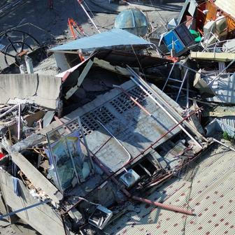 Záběr z dronu zachycuje zřícené budovy po zemětřesení o síle 7,8 stupňů v General Santos na ostrově Mindanao na Filipínách.