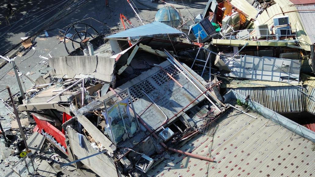 Záběr z dronu zachycuje zřícené budovy po zemětřesení o síle 7,8 stupňů v General Santos na ostrově Mindanao na Filipínách.