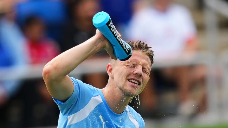 Český fotbalista Lukáš Červ se občerstvuje při tréninku během přípravy na MS v USA.