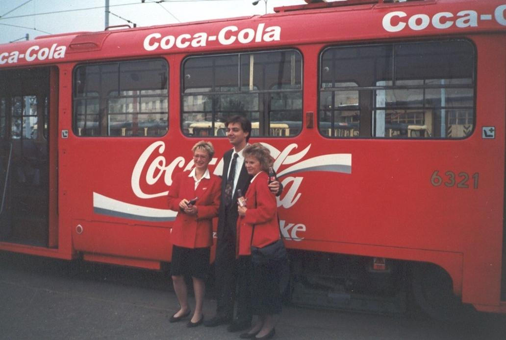 Reklamy na ikonický nápoj v 90. letech byly k vidění všude – snímek je z roku 1994.
