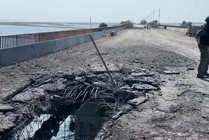 Ukrajinské drony dokázaly v betonových deskách Čonharského mostu, jedné z klíčových dopravních tepen zásobujících Rusy okupovaný Krym, prorazit obrovské díry o průměru přes jeden metr.