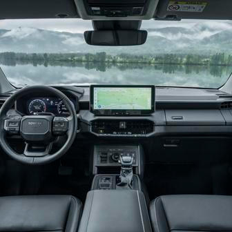 Interiér deváté generace ještě více připomíná osobní auto, vždy má digitální budíky nebo volně stojící obrazovku.