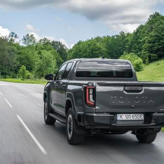 Maximální rychlost je omezená na 140 km/h, oproti spalovací verzi je s 1,6 tuny i nižší tažná kapacita a se 715 kilogramy nižší i nosnost.