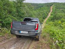 Na českém trhu se bateriový Hilux nabízí ve dvou výbavách, ceny začínají na 1 315 000 korunách bez daně.
