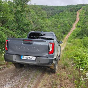 Na českém trhu se bateriový Hilux nabízí ve dvou výbavách, ceny začínají na 1 315 000 korunách bez daně.