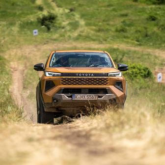 Naftový Hilux má připojitelný pohon všech kol s režimy High i Low.