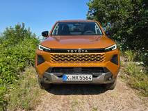 Naftový Hilux má jinou čelní masku,...