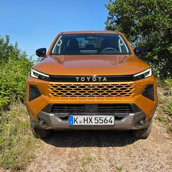 Naftový Hilux má jinou čelní masku,...