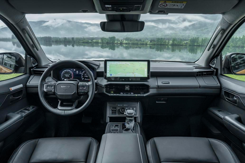 Interiér deváté generace ještě více připomíná osobní auto, vždy má digitální budíky nebo volně stojící obrazovku.