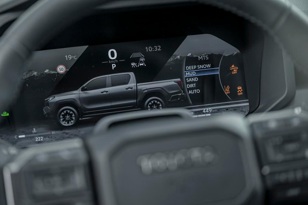 Zároveň má Hilux pro jízdu v terénu i několik specifických režimů podle typu povrchu.