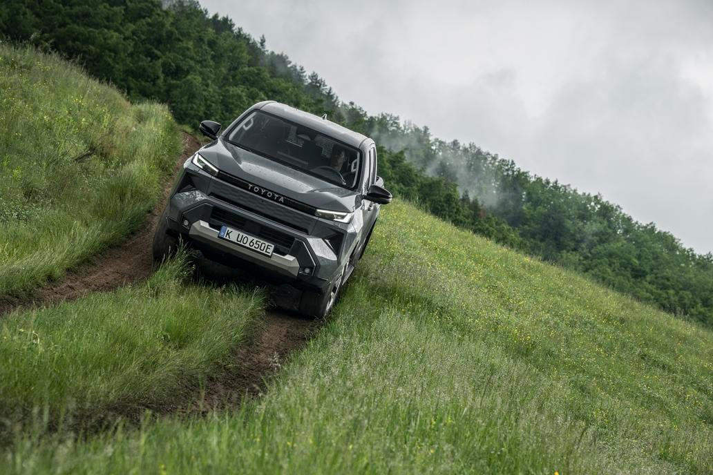 Oproti naftovému mildhybridu má novinka o něco nižší světlou výšku 212 mm, i tak ale v terénu zvládne prakticky cokoliv.