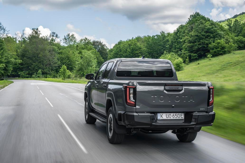 Maximální rychlost je omezená na 140 km/h, oproti spalovací verzi je s 1,6 tuny i nižší tažná kapacita a se 715 kilogramy nižší i nosnost.