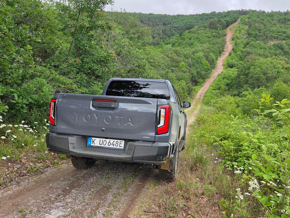 Na českém trhu se bateriový Hilux nabízí ve dvou výbavách, ceny začínají na 1 315 000 korunách bez daně.