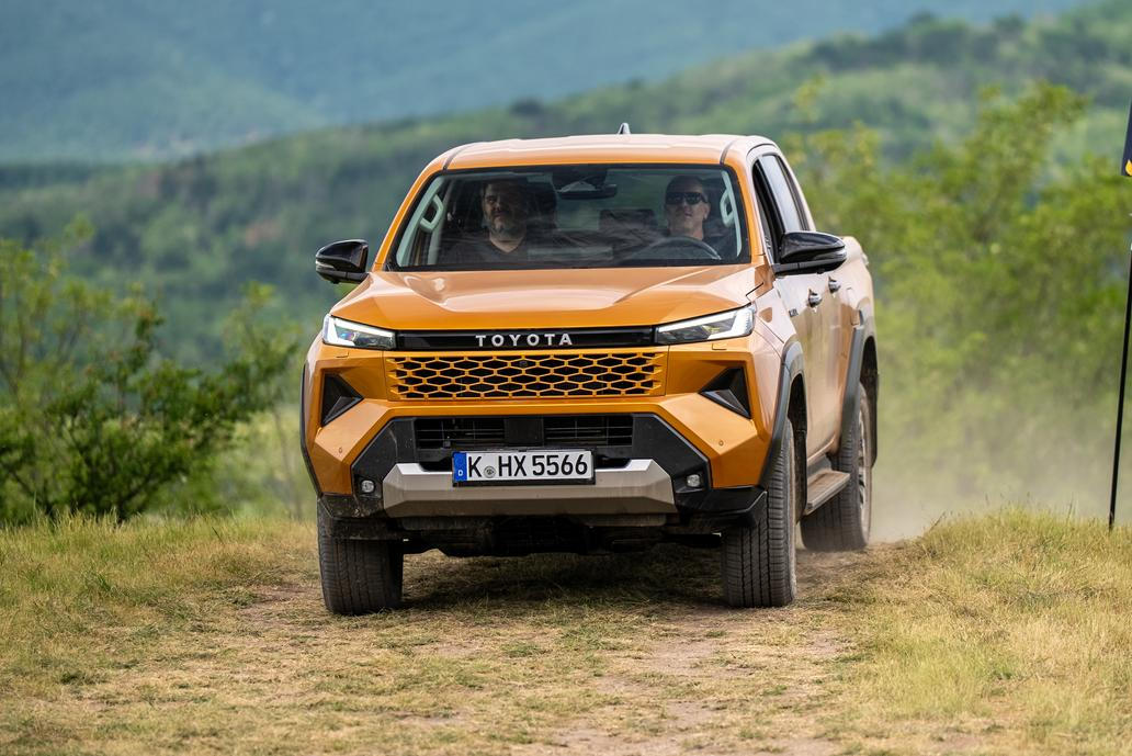 Ten pick-up podědil po předchůdci, stejně jako třeba dveře a další komponenty, odpovídá tomu i prakticky nezměněná délka 5320 mm a rozvor náprav s délkou 3085 mm.