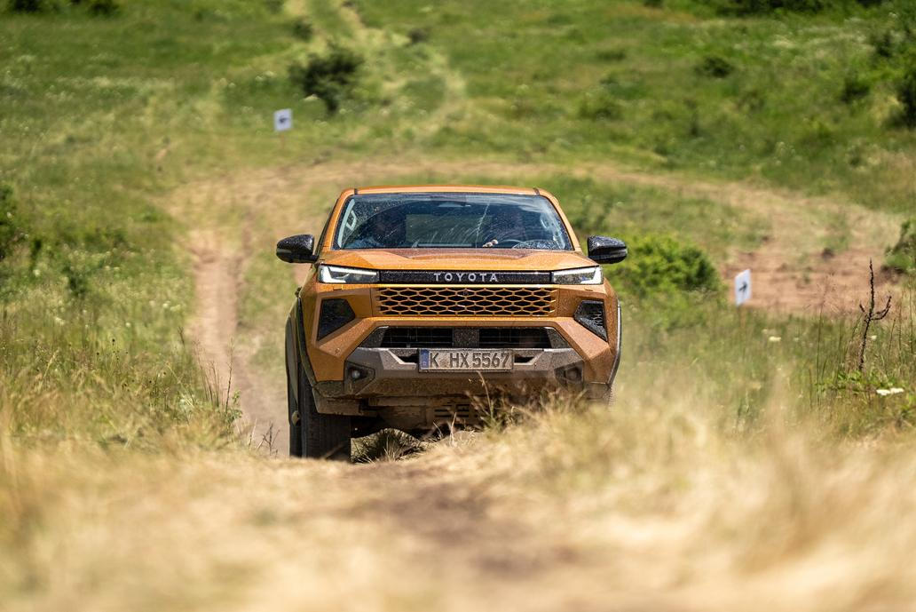 Naftový Hilux má připojitelný pohon všech kol s režimy High i Low.