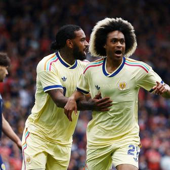 Tahith Chong (vpravo) a Jürgen Locadia slaví gól Curacaa v zápase proti Skotsku.