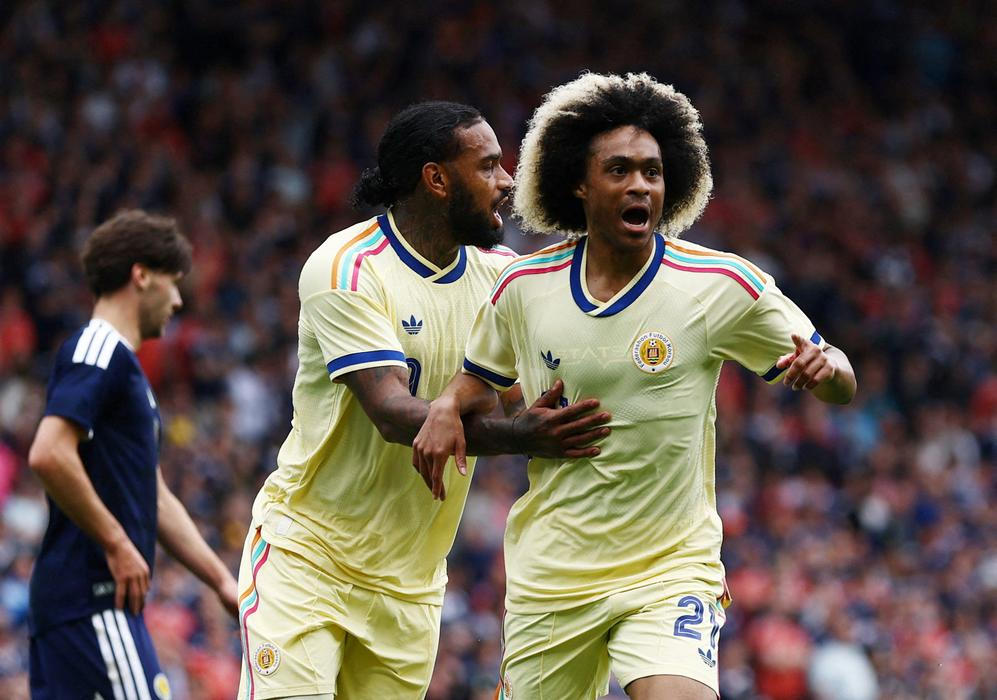 Tahith Chong (vpravo) a Jürgen Locadia slaví gól Curacaa v zápase proti Skotsku.