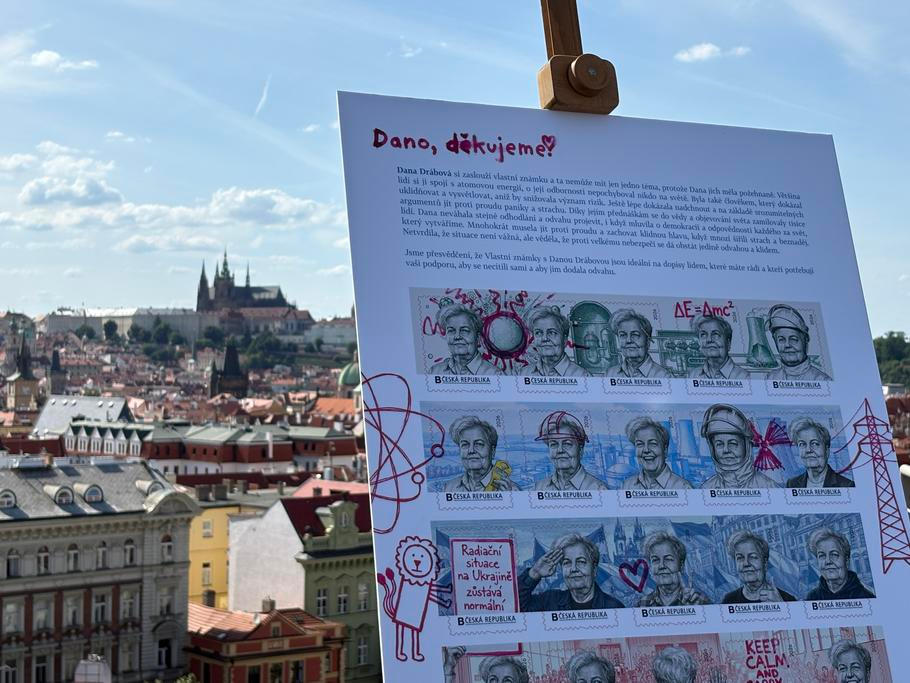 Limitovaná série známek se vyprodala prakticky okamžitě. Peníze pošlou organizátoři na Ukrajinu.