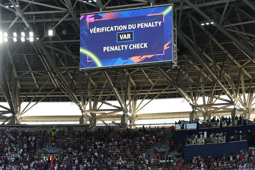VAR dostává nové zbraně. Fotbal mění pravidla od z
