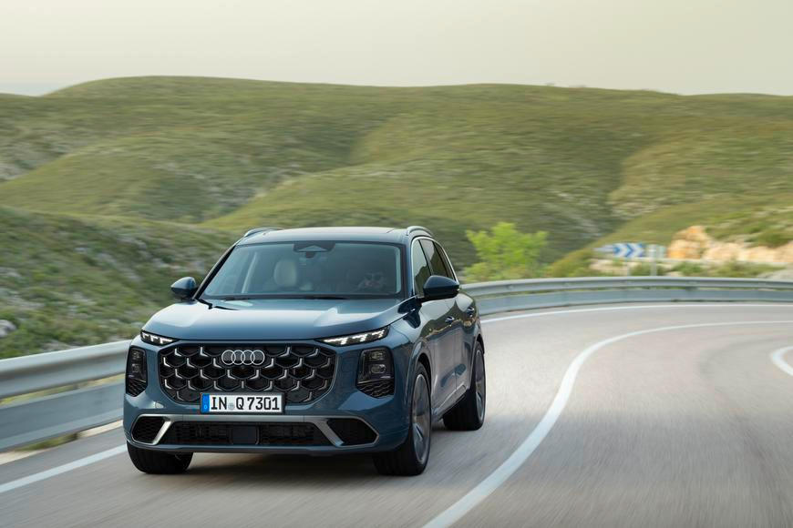 Jedině diesel, blinkry promítá na asfalt a může mí