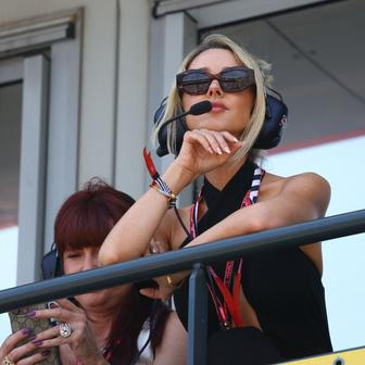 Velká cena Monaka F1 2026: Stacie Costellová, manželka bubeníka skupiny Muse Dominica „Doma“ Howarda