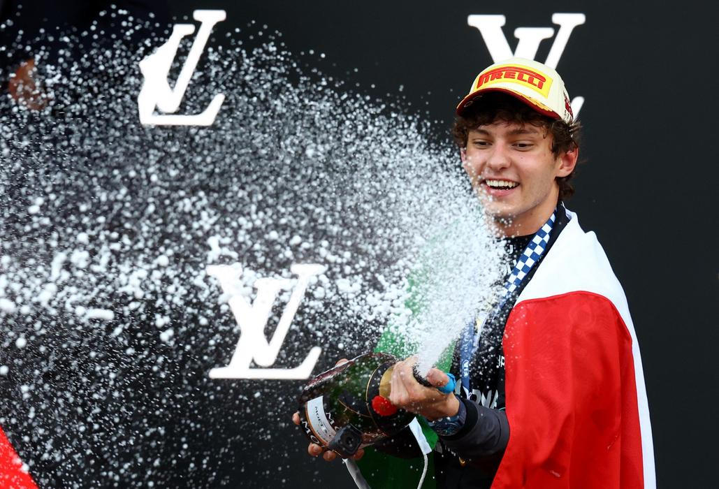 Velká cena Monaka F1 2026: Andrea Kimi Antonelli slaví vítězství.
