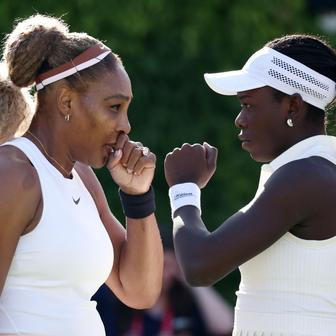Serena Williamsová a Victoria Mboková ve čtyřhře na turnaji v Queen's Clubu