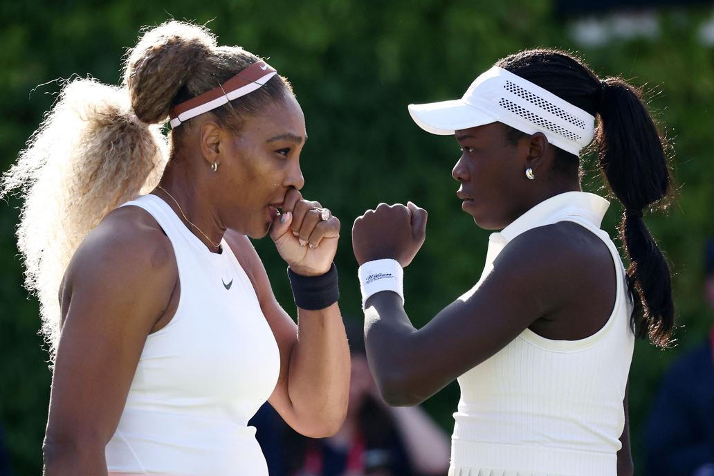 Serena Williamsová a Victoria Mboková ve čtyřhře na turnaji v Queen's Clubu