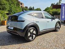 Korejská automobilka zatím neřekla cenu vozu, měla by se ale pohybovat mezi 600 až 750 tisíci za základní model.