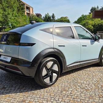 Korejská automobilka zatím neřekla cenu vozu, měla by se ale pohybovat mezi 600 až 750 tisíci za základní model.