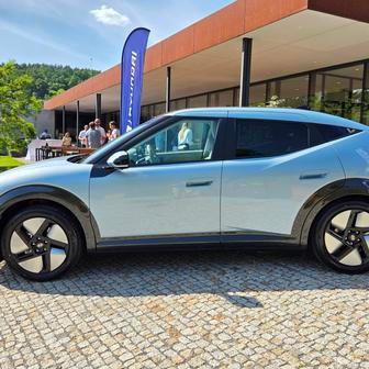 Na délku má Ioniq 3 jen 4155 mm, ovšem mezi nápravami je 2680 mm, více než u Hyundaie i30.