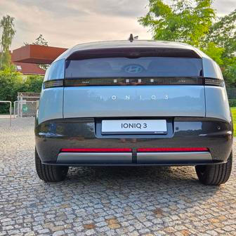 Vzadu kromě světel s pixelovou grafikou zaujme rozdělené sklo odkazující třeba na první Ioniq.