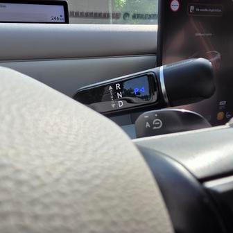 Nechybí pádla pro nastavení rekuperace a masivní volič automatu.