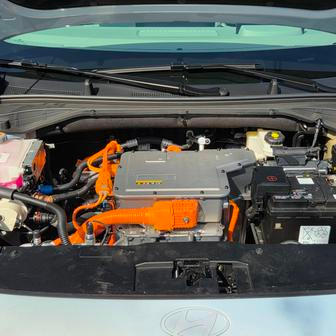 Ioniq 3 stojí na 400V verzi platformy E-GMP s pohonem předních kol a technikou soustředěnou dopředu. V nabídce jsou dvě velikosti baterie, dva výkony elektromotoru a mimo jiné možnost až 22kW AC nabíjení.
