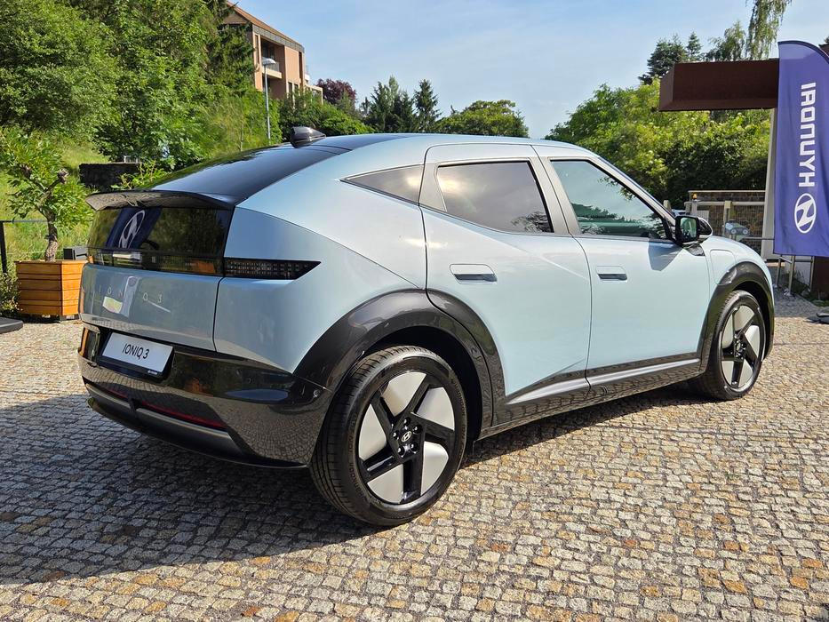 Korejská automobilka zatím neřekla cenu vozu, měla by se ale pohybovat mezi 600 až 750 tisíci za základní model.