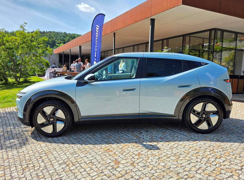 Na délku má Ioniq 3 jen 4155 mm, ovšem mezi nápravami je 2680 mm, více než u Hyundaie i30.