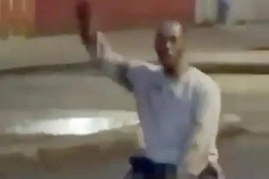 Bodal bezbranného muže do hlavy. Zastavil ho až kolemjdoucí,