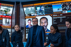 Hettienne Parková, Colin Firth, a Gabby Beansová ve Spielbergově sci-fi filmu Den odhalení (2026).