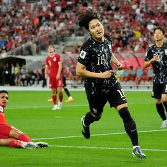 I Kang-in slaví gól Korejců v kvalifikaci proti Singapuru.