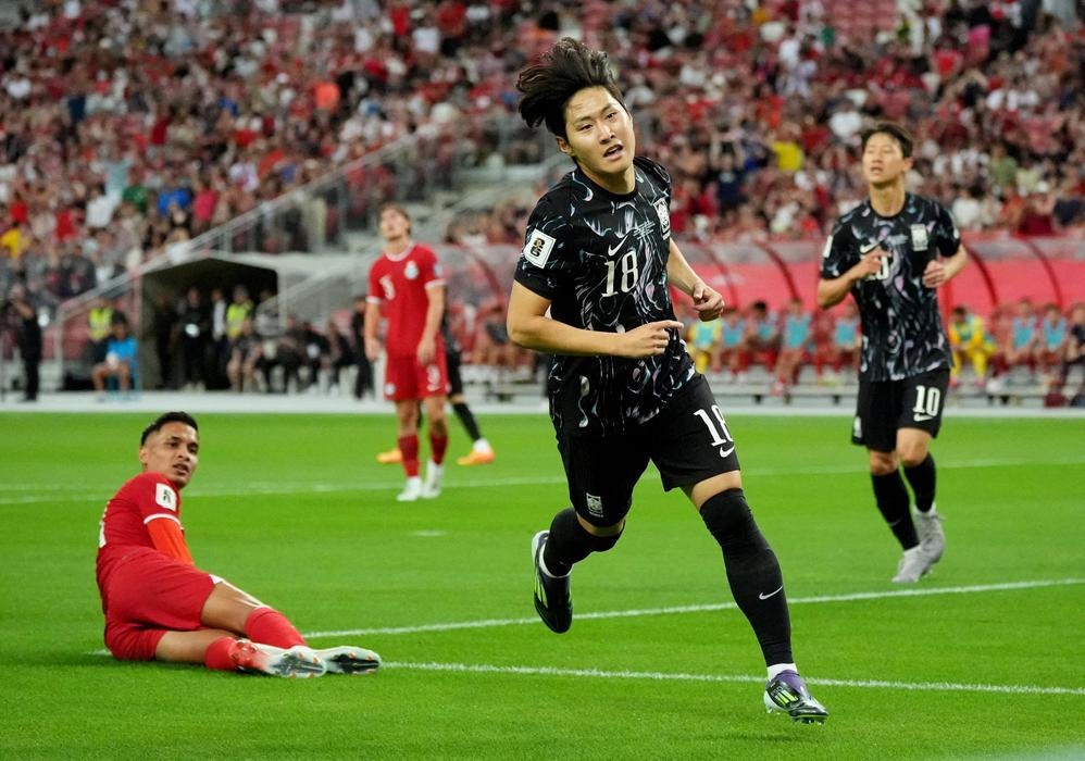 I Kang-in slaví gól Korejců v kvalifikaci proti Singapuru.