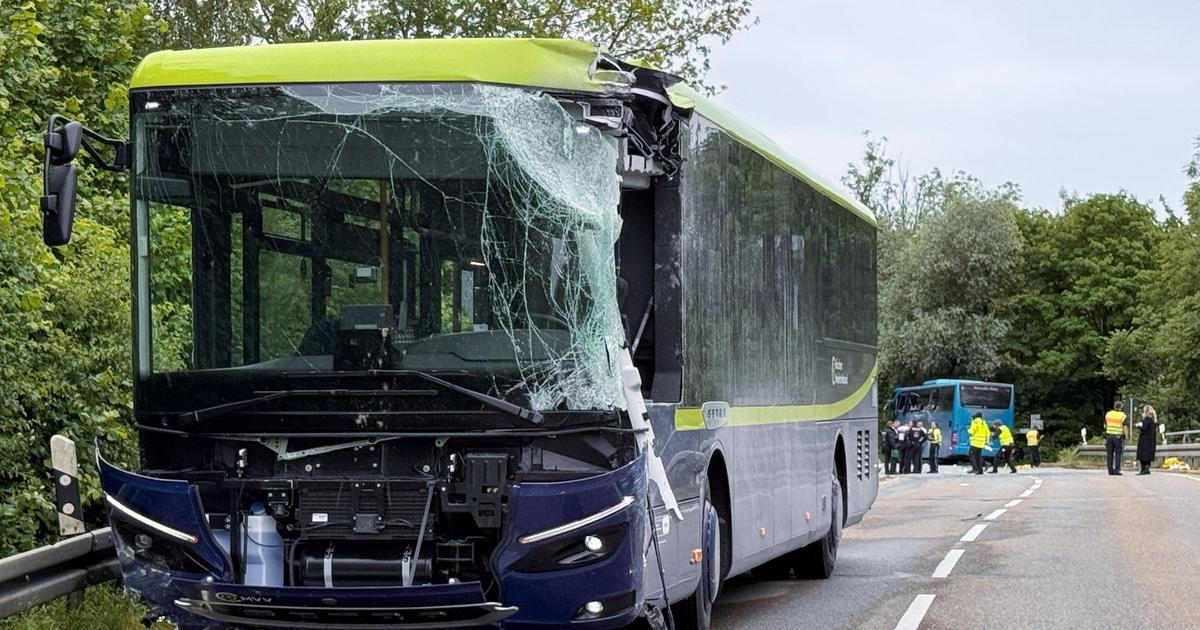 V Bavorsku boural autobus se školáky, jeden z nich nehodu nepřežil