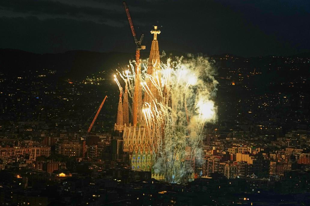 V Barceloně byla v chrámu svaté Rodiny (Sagrada Familia) za přítomnosti Papeže Lva XIV. slavnostně otevřena nejvyšší kostelní věž na světě.