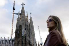 Pohled na baziliku Sagrada Familia s věží Ježíše Krista přes den.